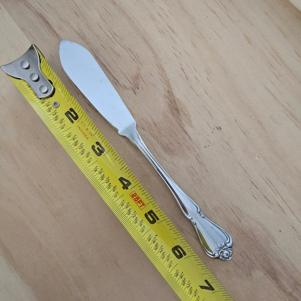 1831 Rogers Oneida‎ Arbor Rose True Rose Butter Knife Floral Handle Silverware
